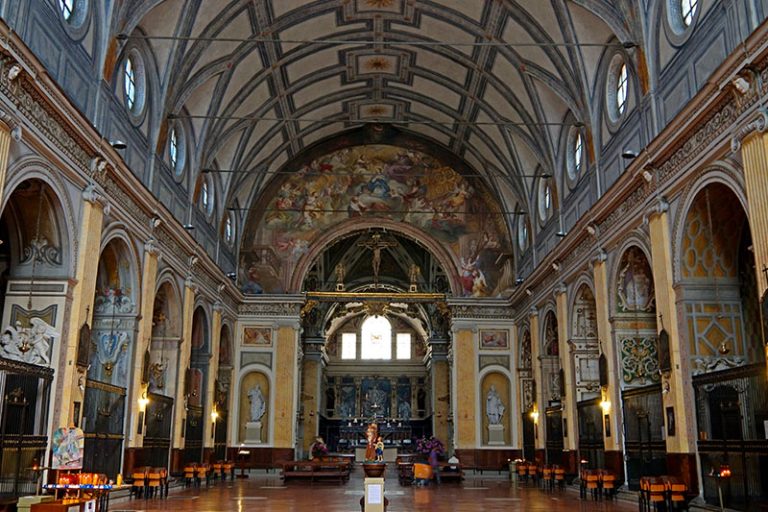 L'interno della chiesa di Sant'Angelo a Milano