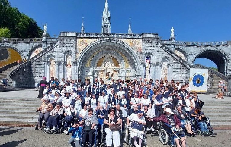 Lourdes: 742 ambrosiani alla Grotta benedetta guidati da mons. Giuseppe Vegezzi