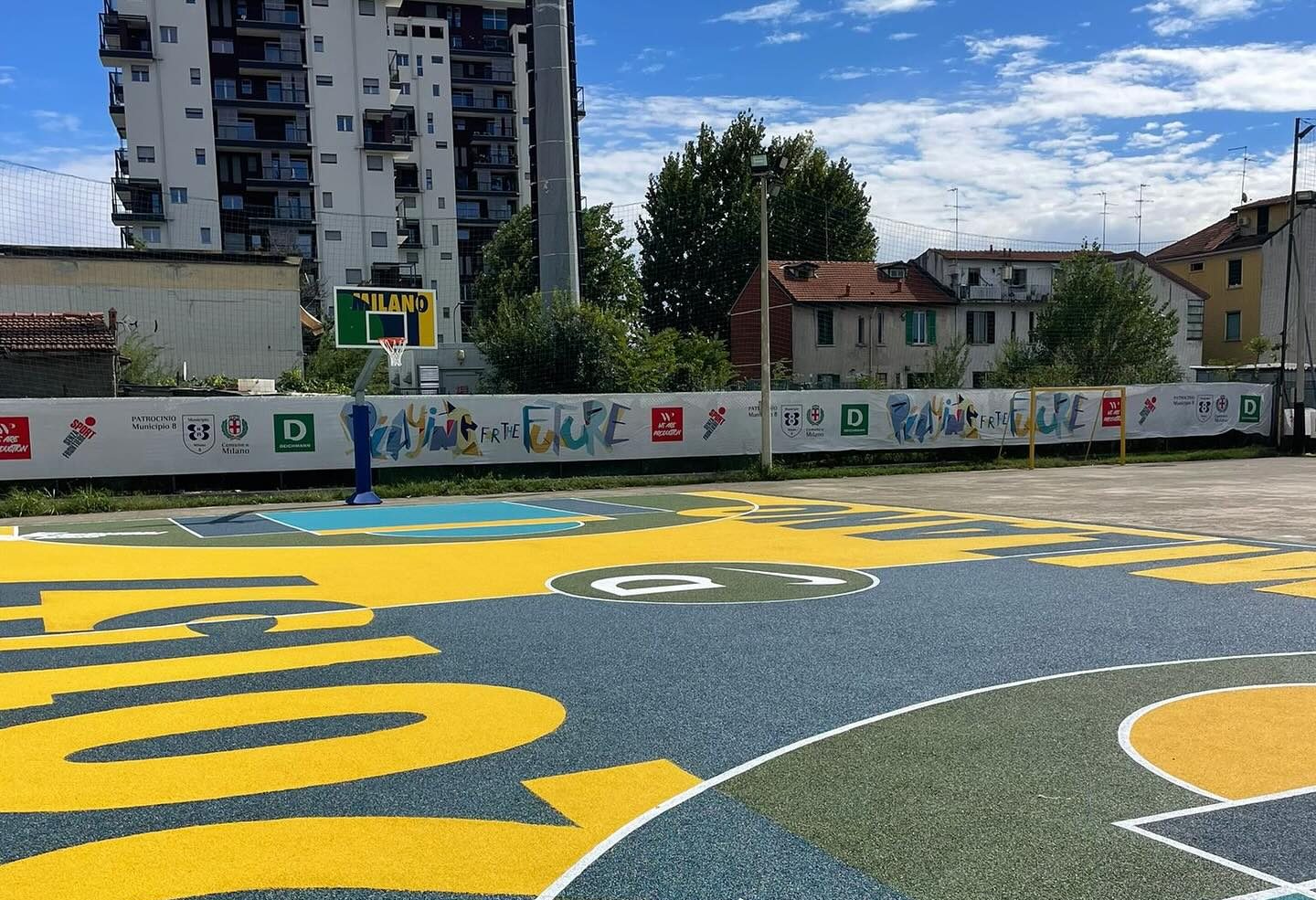 Quarto Oggiaro: inaugurazione del campo di basket dell’oratorio Pio XI ristrutturato con materiali di riciclo