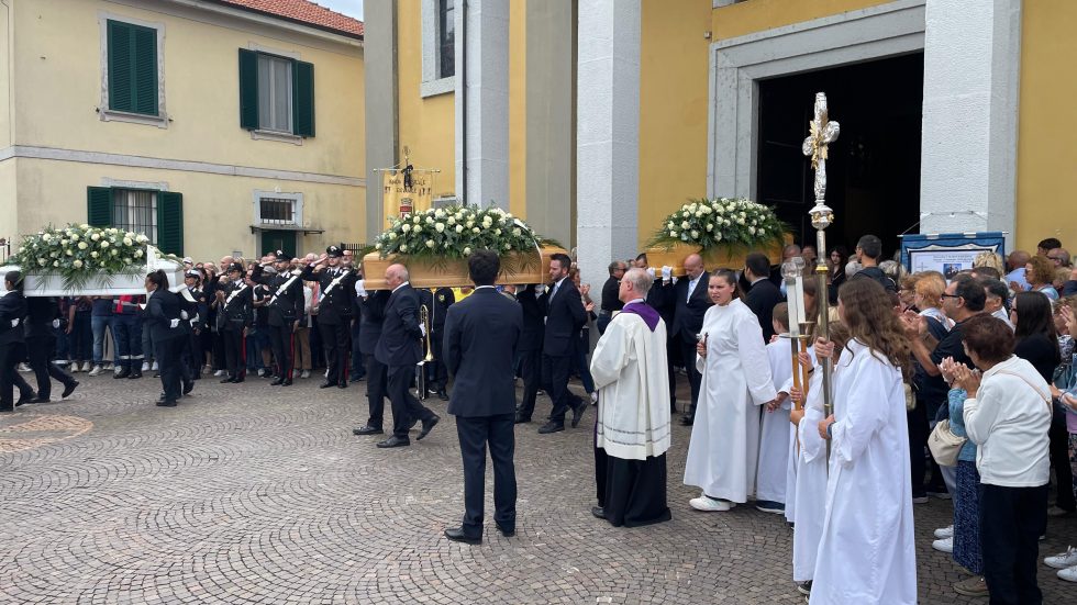 L'uscita dei feretri dalla chiesa