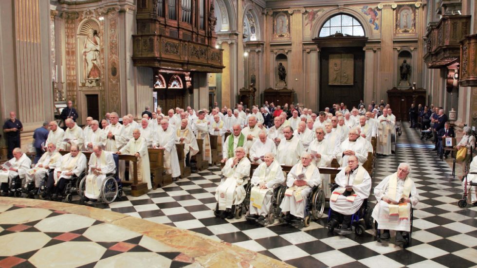 I sacerdoti presenti a Caravaggio (foto Fabio Bassi)