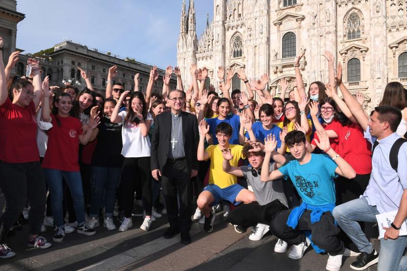 L'Arcivescovo con gli animatori dell'oratorio in piazza Duomo