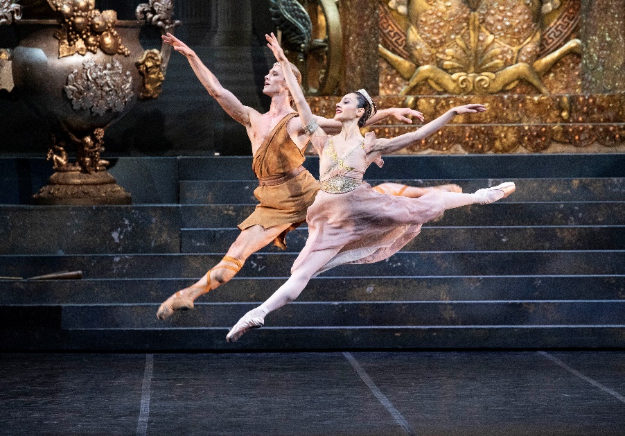 La gioia di danzare: in Duomo l'étoile Manni e il primo ballerino Andrijashenko inaugurano la nuova stagione