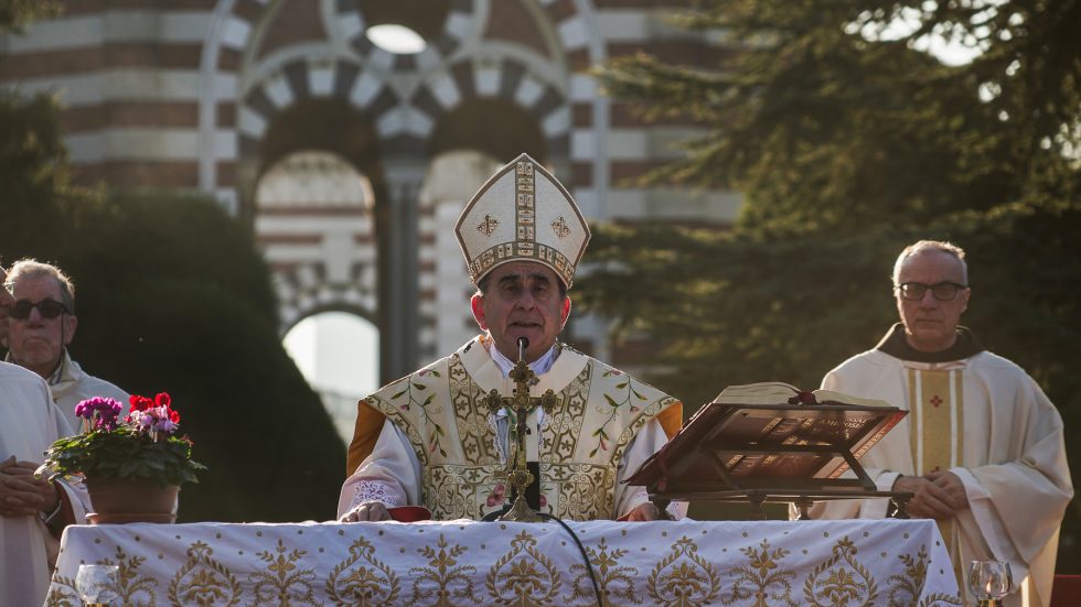 L'Arcivescovo durante la celebrazione (foto Agenzia Fotogramma)