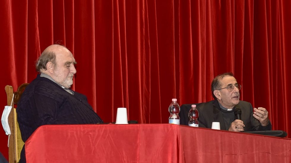 Don Luigi Caldera con l'Arcivescovo in occasione di un evento pubblico a Cesano Boscone