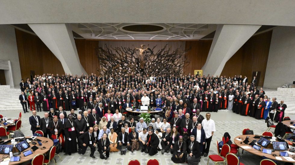 Il Papa e l'assemblea sinodale al termine dei lavori (foto Vatican Media / Sir)