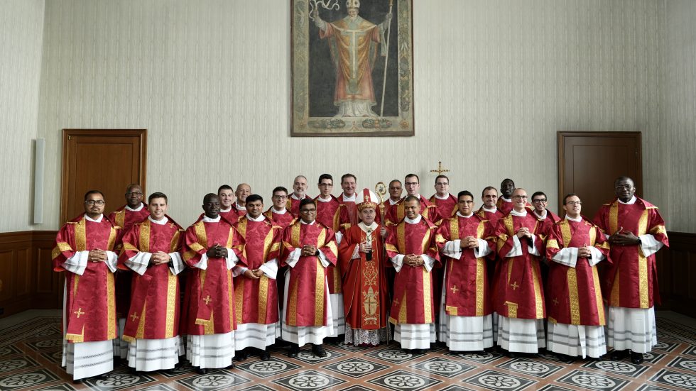 Foto di gruppo dei nuovi diaconi con monsignor Delpini in Arcivescovado (foto Andrea Cherchi)