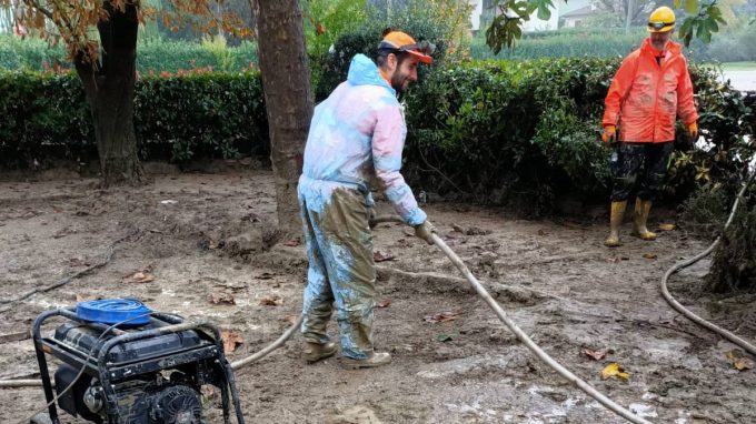 Caritas Ambrosiana, volontari al lavoro nel fango