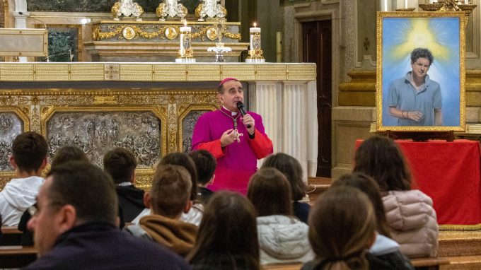 «Come Carlo mettete la luce di Gesù davanti agli angoli oscuri della vita»