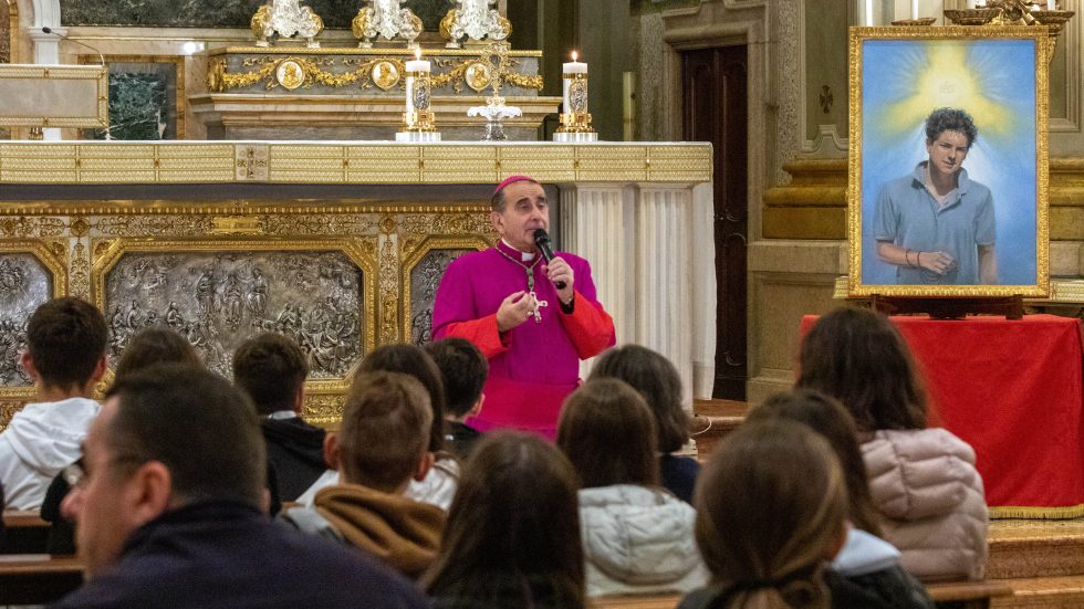 L'Arcivescovo si rivolge agli adolescenti davanti al ritratto di Carlo Acutis in Santa Maria Segreta (foto Agenzia Fotogramma)