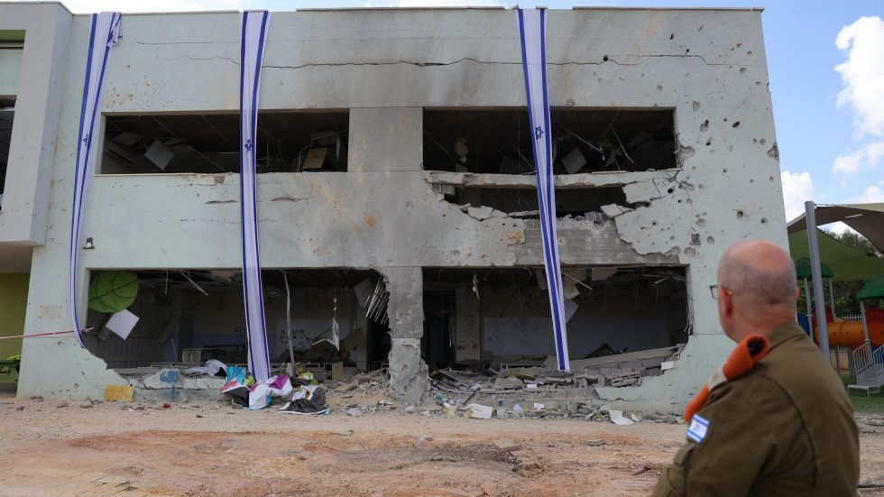 Scuola danneggiata a Gedera dopo l'attacco missilistico dell’Iran contro Israele (foto Ansa / Sir)