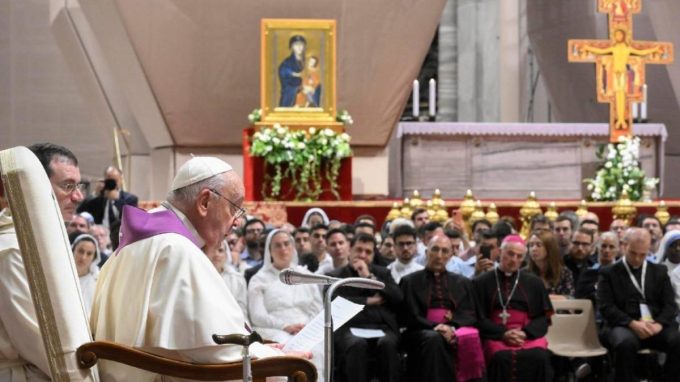 Il Papa: chiediamo perdono con vergogna a chi è stato ferito dai nostri peccati