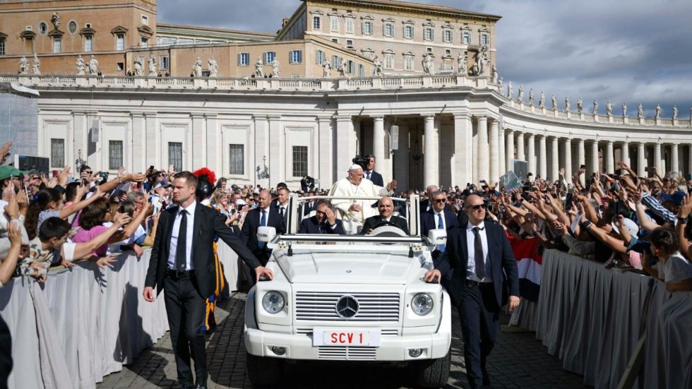 Papa Francesco tra i fedeli in Piazza San Pietro