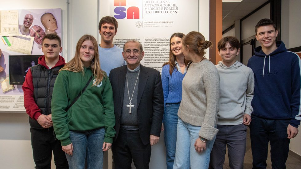 L'Arcivescovo con gli adolescenti in visita al MUSA (Foto Agenzia Fotogramma)