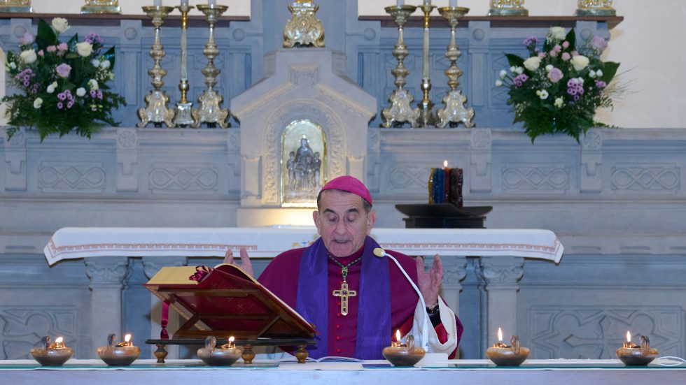 L'Arcivescovo durante la Veglia (foto Maurizio Esni)