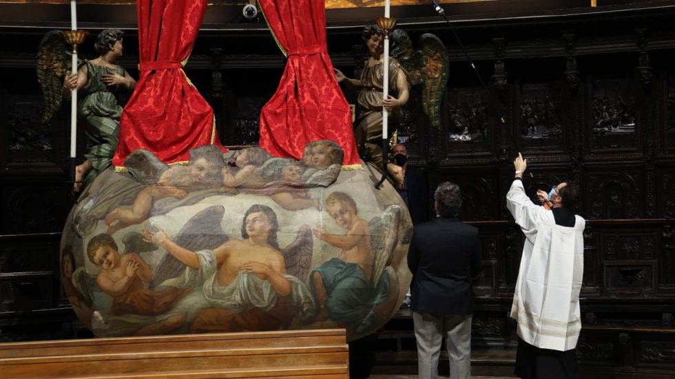 Stefano Teneggi in azione in Duomo durante l'allestimento della «Nivola»