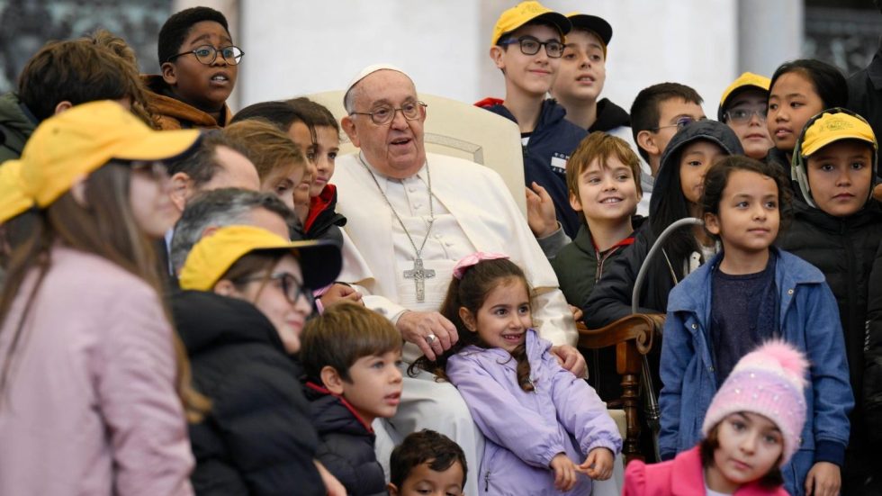 Papa Francesco con il gruppo dei bambini all'udienza generale