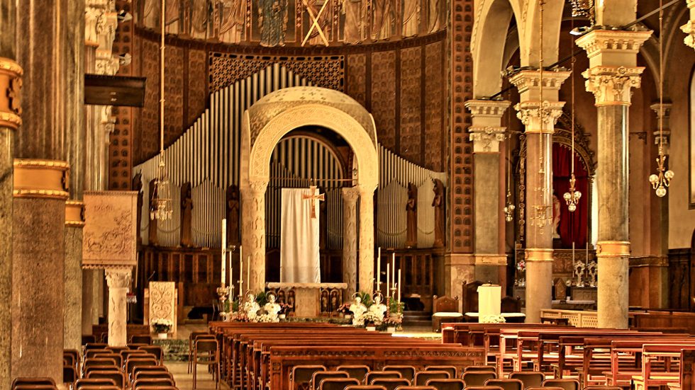 L'interno della chiesa