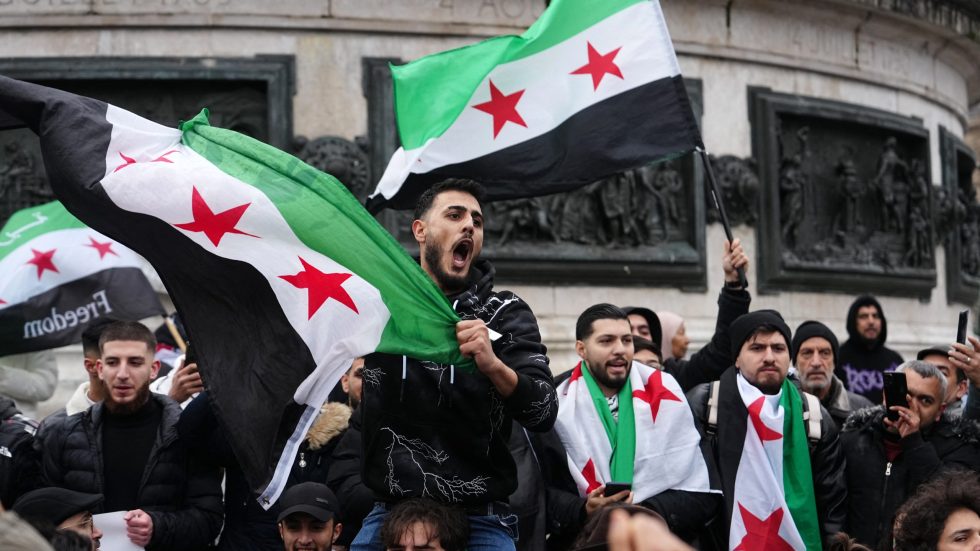 Festeggiamenti per la strade di Damasco dopo la caduta di Assad (foto Afp / Sir)