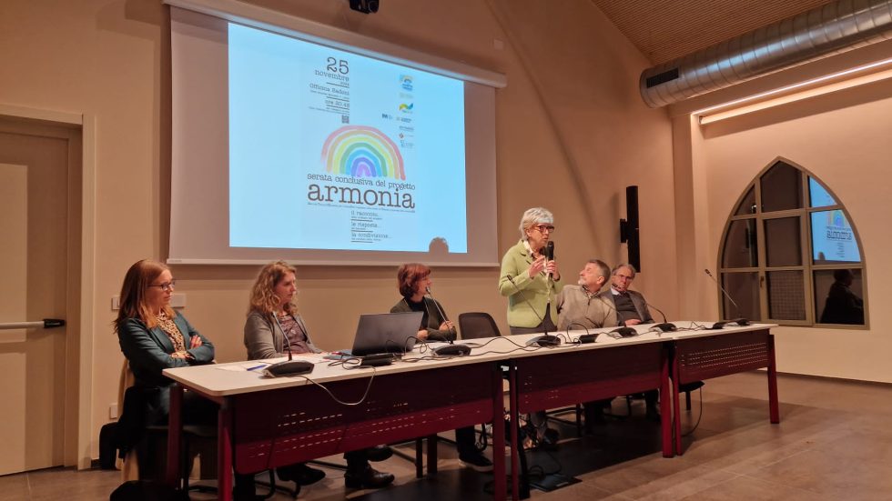 La serata conclusiva. Da sinistra: Roberta Agostoni (coordinatrice Fism), Chiara Cantiani (psicologa Istituto Scientifico Medea), Maria Luisa Lorusso (psicologa Istituto Scientifico Medea),
in piedi Maria Grazia Nasazzi (Presidente Fondazione Comunitaria del Lecchese), Cesare Perego (Presidente Fism Lecco)
Massimo Molteni (Direttore Sanitario Istituto Scientifico Medea)