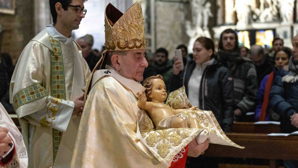 L'Arcivescovo con il Bambino durante la processione iniziale (Agenzia Fotogramma)