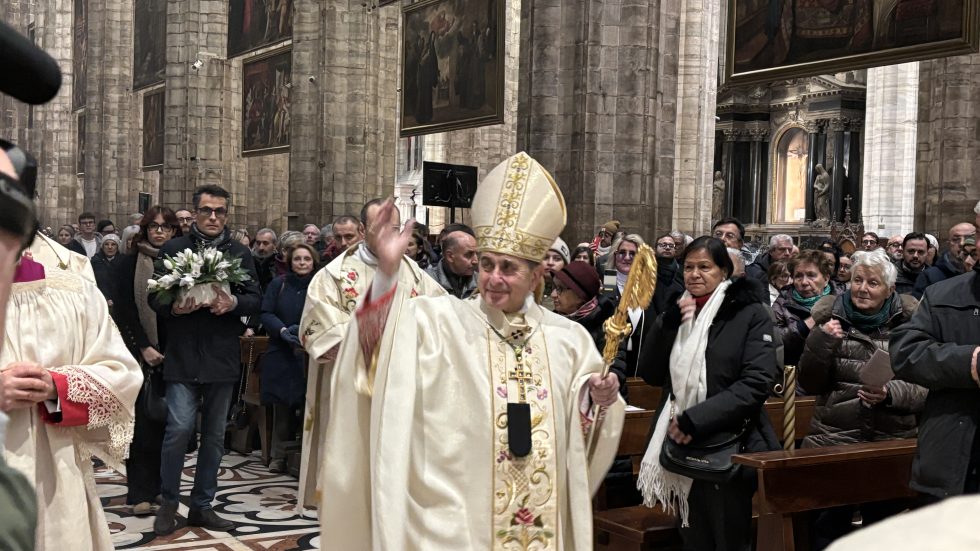 L'Arcivescovo saluta i fedeli durante la processione iniziale (Fotogramma)