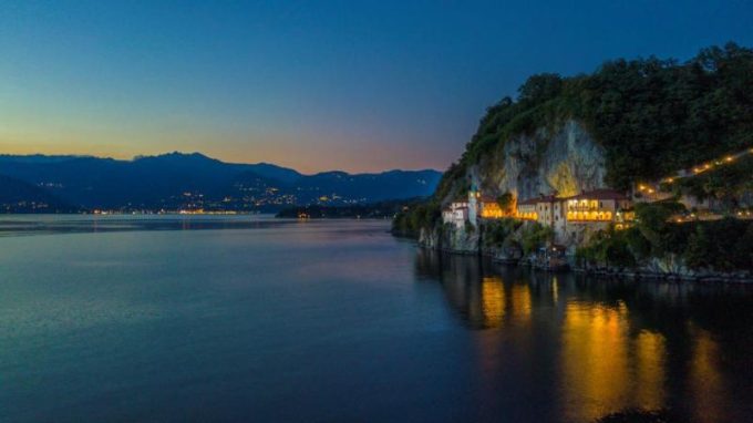 Presepi di porcellana e luci di Natale all'Eremo di Santa Caterina al Sasso