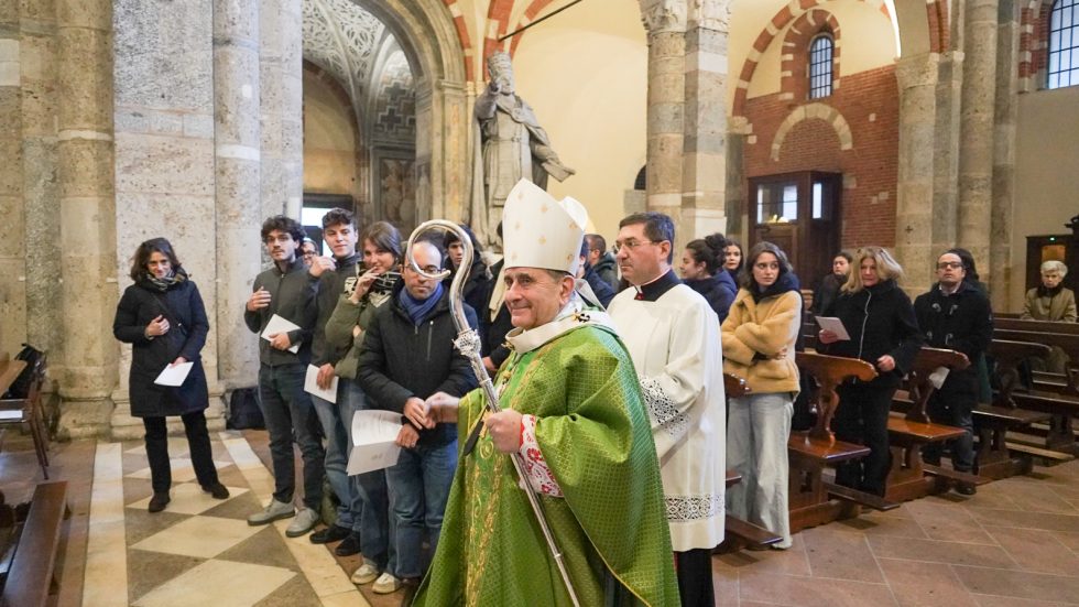 L'Arcivescovo e gli studente della Cattolica in Sant'Ambrogio (Agenzia Fotogramma)