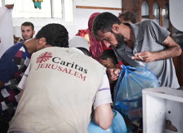 Operatori di Caritas Gerusalemme distribuiscono aiuti alimentari (foto)