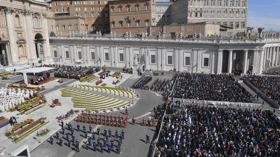 Piazza San Pietro gremita durante una celebrazione (foto Vatican News)