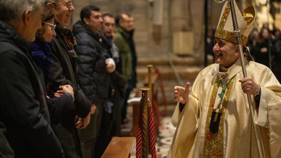 L'Arcivescovo saluta i fedeli al termine della celebrazione (foto Fraternità di Comunione e Liberazione)