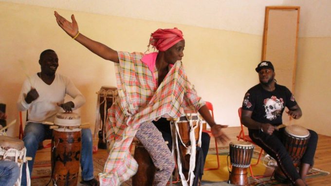 La magia del Sabar torna alla Casa della Carità con la griotte senegalese Yama Wade