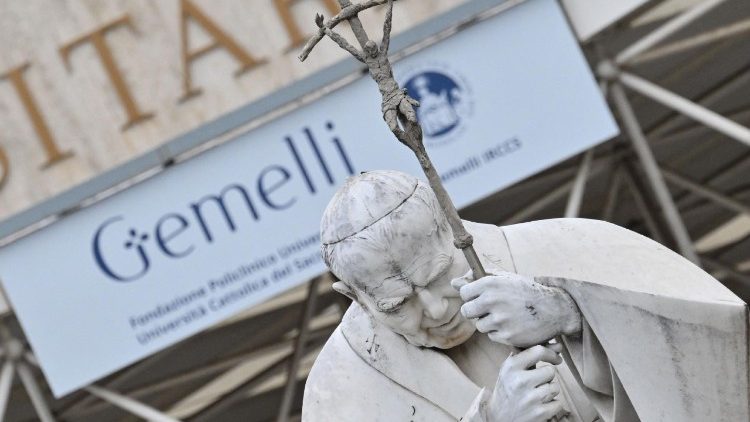 La statua di Giovanni Paolo II nella piazza del Policlinico Gemelli