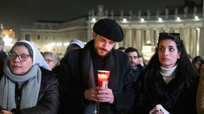 Papa al Gemelli: «Ha dormito tutta la notte, ora prosegue il riposo»