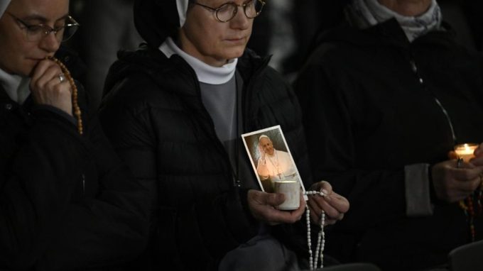 La voce del Papa in Piazza San Pietro: «Grazie per le vostre preghiere»