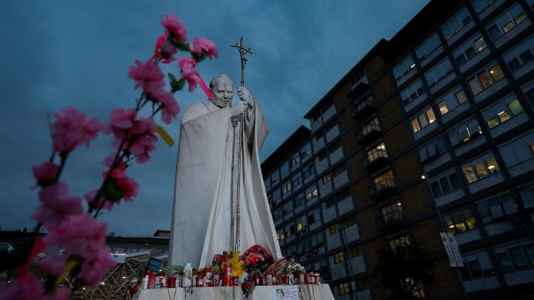 La statua di Giovanni Paolo II nella piazza del Policlinico Gemelli