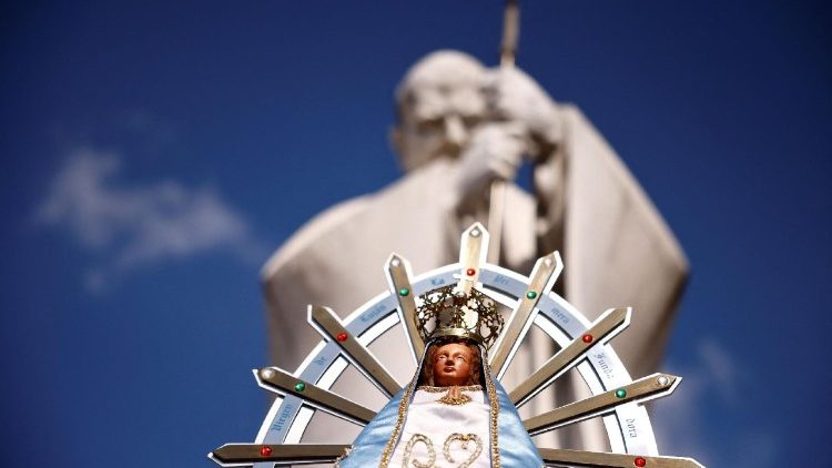 Davanti alla statua di Giovanni Paolo II nella piazza del Policlinico Gemelli è stata collocata una piccola statua della Madonna di Lujan, patrona dell'Argentina