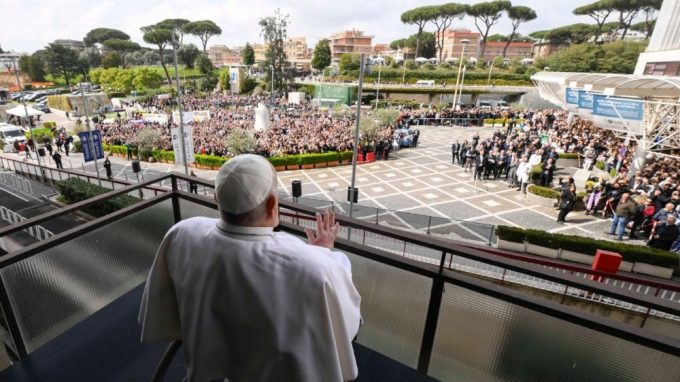 Il mondo rivede il Papa, il saluto dal Gemelli: «Grazie a tutti»